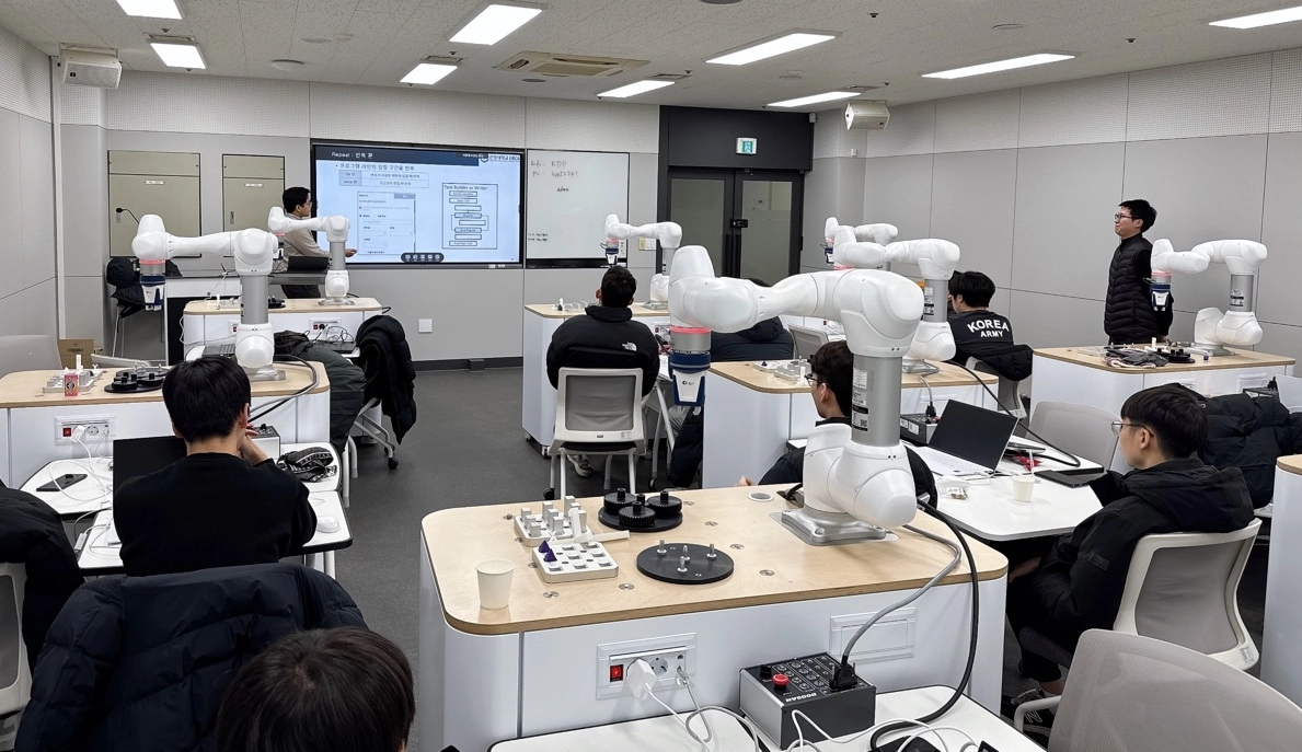 안산 로봇직업교육센터에서 협동로봇을 활용한 조립 공정 자동화 교육을 진행하고 있다. (안산시 제공)