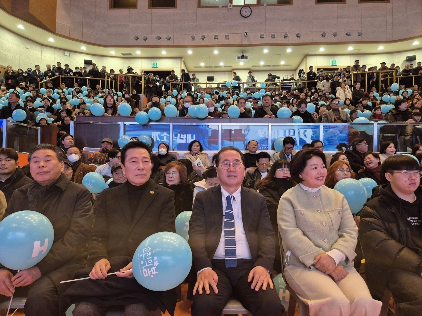 허석 전 순천시장 북 콘서트. 왼쪽부터 강형구 순천시의장, 이상대 순천시체육회장, 허석 전  시장 부부.