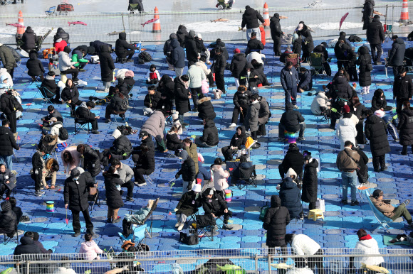 강원 대표 겨울 축제인 ‘2026 홍천강 꽁꽁축제’ 마지막 날인 25일 홍천군 홍천읍 홍천강 일원에서 방문객들이 낚시 체험을 하고 있다. 2026.1.25  연합뉴스