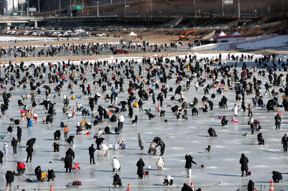 강원 대표 겨울 축제인 ‘2026 홍천강 꽁꽁축제’ 마지막 날인 25일 홍천군 홍천읍 홍천강 일원에서 방문객들이 낚시 체험을 하고 있다. 2026.1.25  연합뉴스