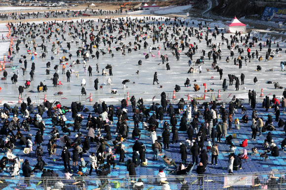강원 대표 겨울 축제인 ‘2026 홍천강 꽁꽁축제’ 마지막 날인 25일 홍천군 홍천읍 홍천강 일원에서 방문객들이 낚시 체험을 하고 있다. 2026.1.25  연합뉴스