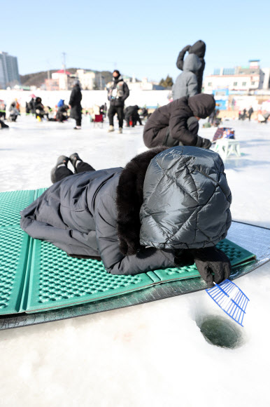 강원 대표 겨울 축제인 ‘2026 홍천강 꽁꽁축제’ 마지막 날인 25일 홍천군 홍천읍 홍천강 일원에서 방문객이 입질을 기다리고 있다. 2026.1.25  연합뉴스
