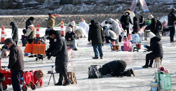 강원 대표 겨울 축제인 ‘2026 홍천강 꽁꽁축제’ 마지막 날인 25일 홍천군 홍천읍 홍천강 일원에서 방문객들이 낚시 체험을 하고 있다. 2026.1.25  연합뉴스