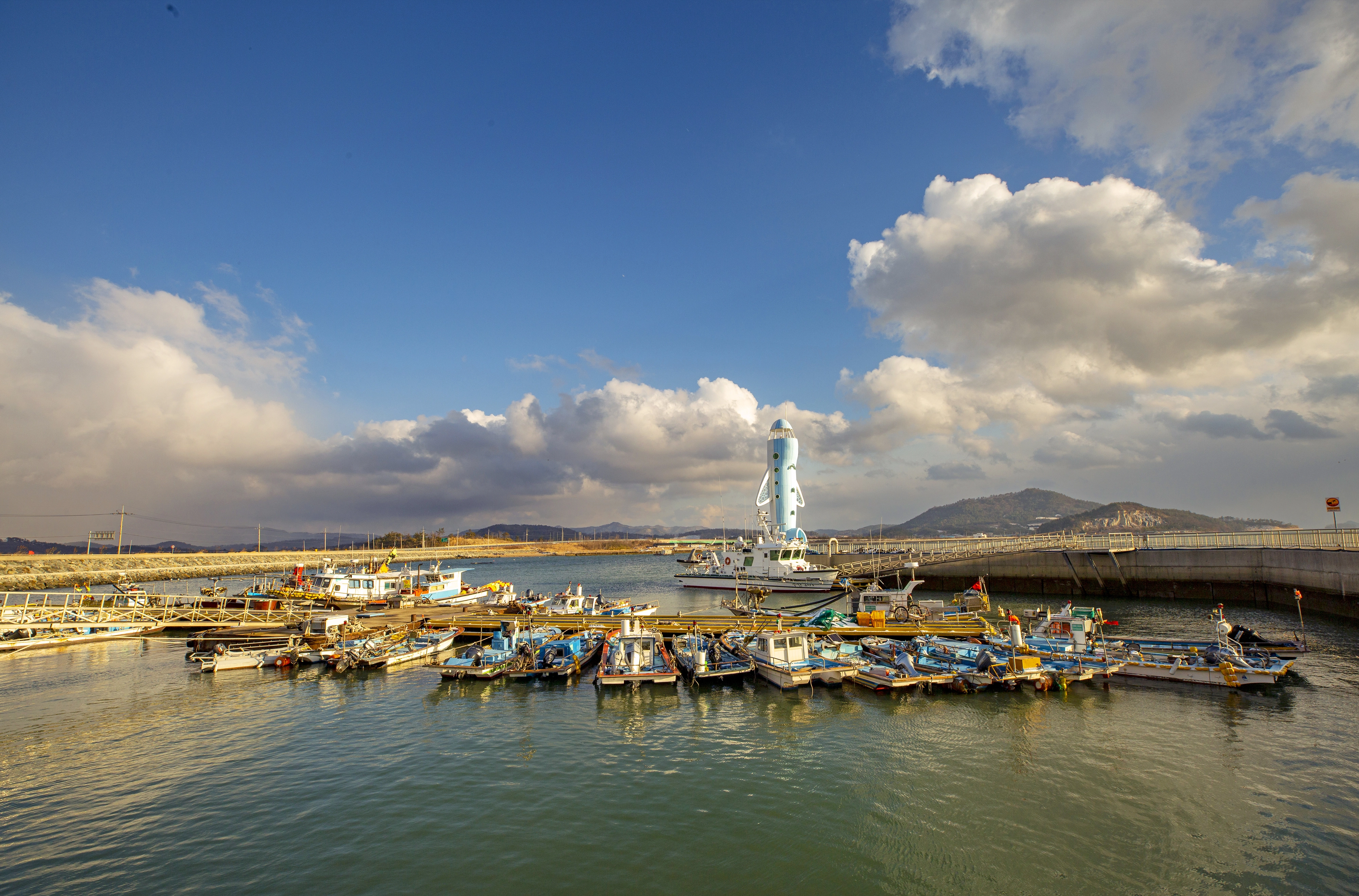 무안군 망운면 피서리의 톱머리항. 해송 숲이 우거진 톱머리 해수욕장이 바로 옆에 위치해 있다.
무안군 제공