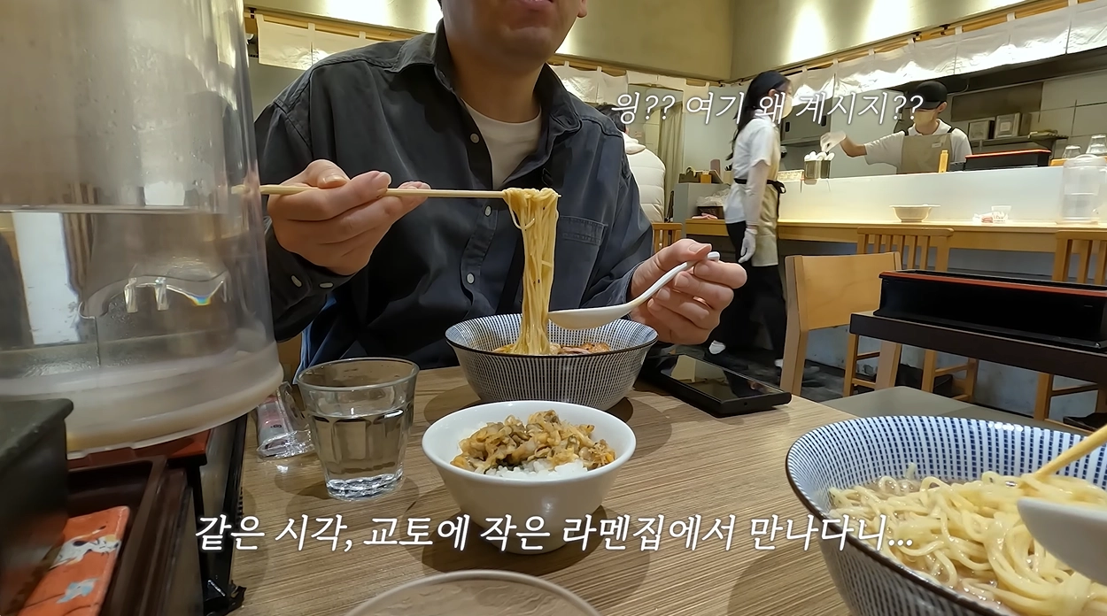 지난해 4월 초쯤 일본 교토의 한 아담한 라멘집에서 이재용 삼성전자 회장으로 추정되는 남성이 혼자 식사를 하고 있는 모습이 포착된 사실이 뒤늦게 알려지며 온라인상에서 화제다. 유튜브 채널 ‘포그민’ 캡처