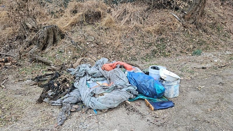 얼굴이 얼어붙는 듯한 강추위에 홀로 산속에 묻힌 쓰레기를 빼낸 외국인 남성의 선행이 알려졌다. 사진은 외국인이 모아놓은 쓰레기. 인천 부평구 홈페이지 캡처