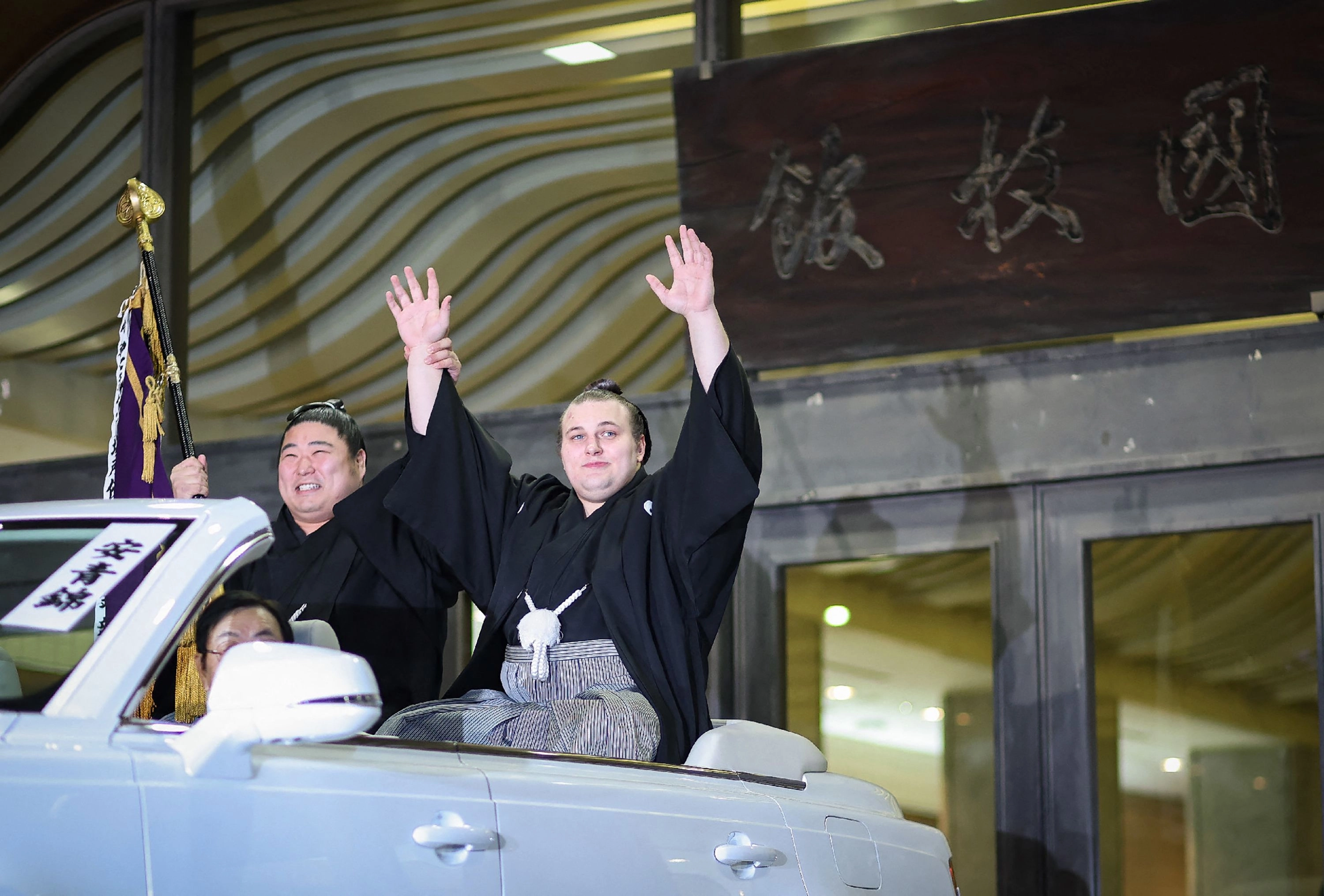 지난 25일 도쿄 료고쿠 국기관에서 열린 일본 프로스모(오즈모) 1월 도쿄 대회(하츠바쇼)에서 우승한 우크라이나 출신 아오니시키 아라타(오른쪽)가 승리 퍼레이드 차량 위에서 환호하고 있다. 2026.1.25 지지 AFP 연합뉴스