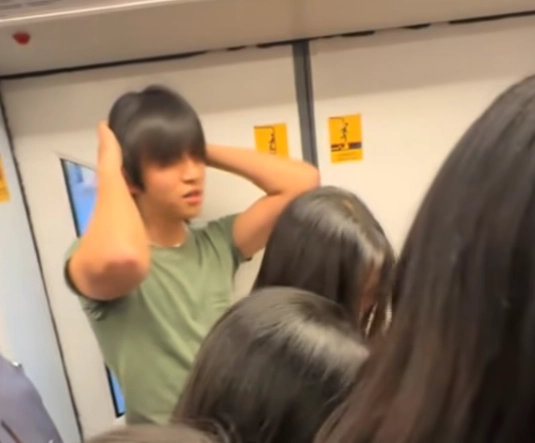 태국의 한 남성이 방콕 지상철(BTS) 내에서 휴대전화 날치기 상황을 연출한 영상을 올려 화제를 모은 가운데 현지에서 “태국 치안에 대한 부정적 인식을 심어줄 수 있다”며 논란이 일고 있다. 소셜미디어(SNS) 캡처