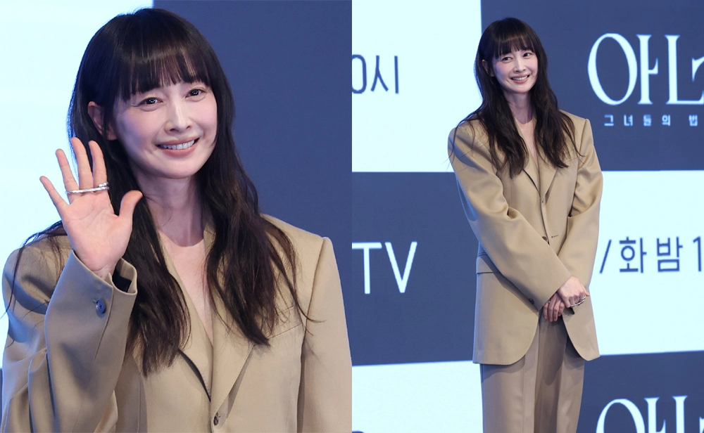 배우 이나영이 26일 오후 서울 구로구 디큐브시티 더세인트에서 열린 ENA 새 월화드라마 ‘아너 : 그녀들의 법정’(극본 박가연, 연출 박건호) 제작발표회에서 포즈를 취하고 있다.
뉴스1