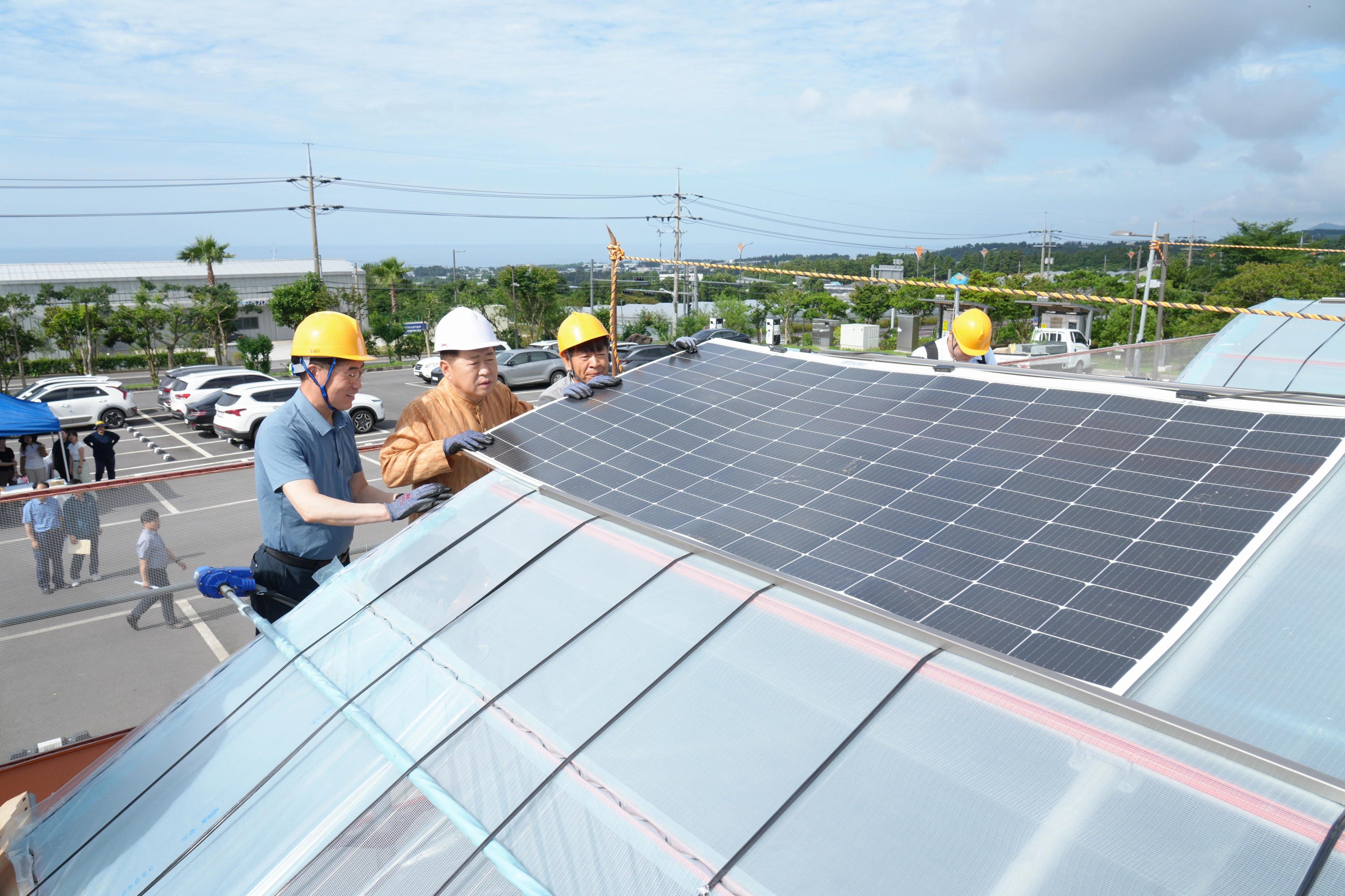 오영훈 제주도지사가  지난 7월 가진 민생로드에서 서귀포시 강정동 농업기술원 태양광 이용 RE100 감귤생산 모델 실증 시설을 둘러보고 필름형 태양광 패널 설치 작업에 직접 참여하고 있다. 제주도 제공