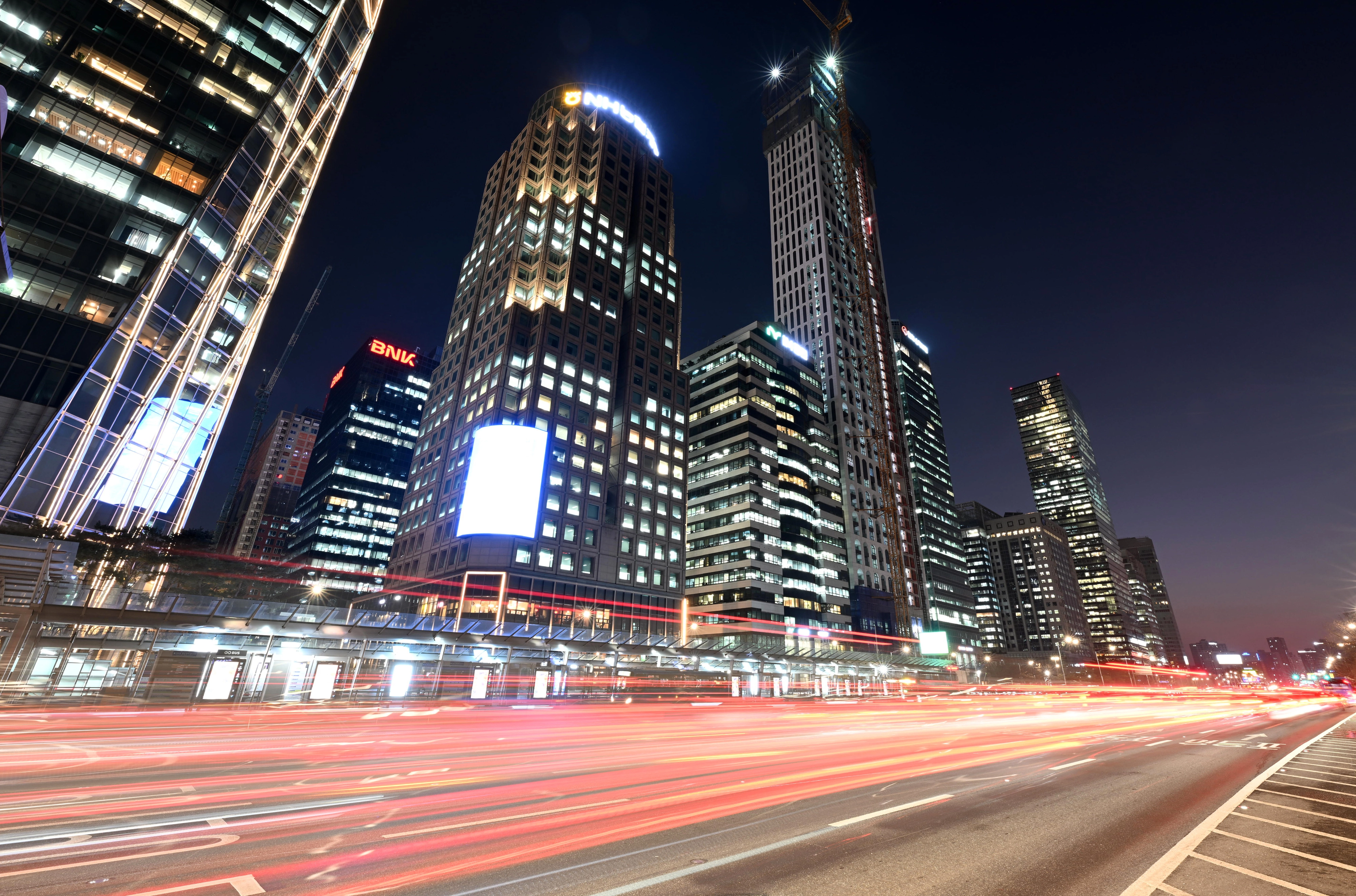 코스닥 지수가 26일 4년여 만에 1000선을 다시 밟으며 급등한 반면 코스피는 외국인과 기관 순매도에 밀려 4940선대로 내려앉았다. 사진은 서울 여의도 증권가 건물에 불이 밝혀진 모습.
도준석 전문기자