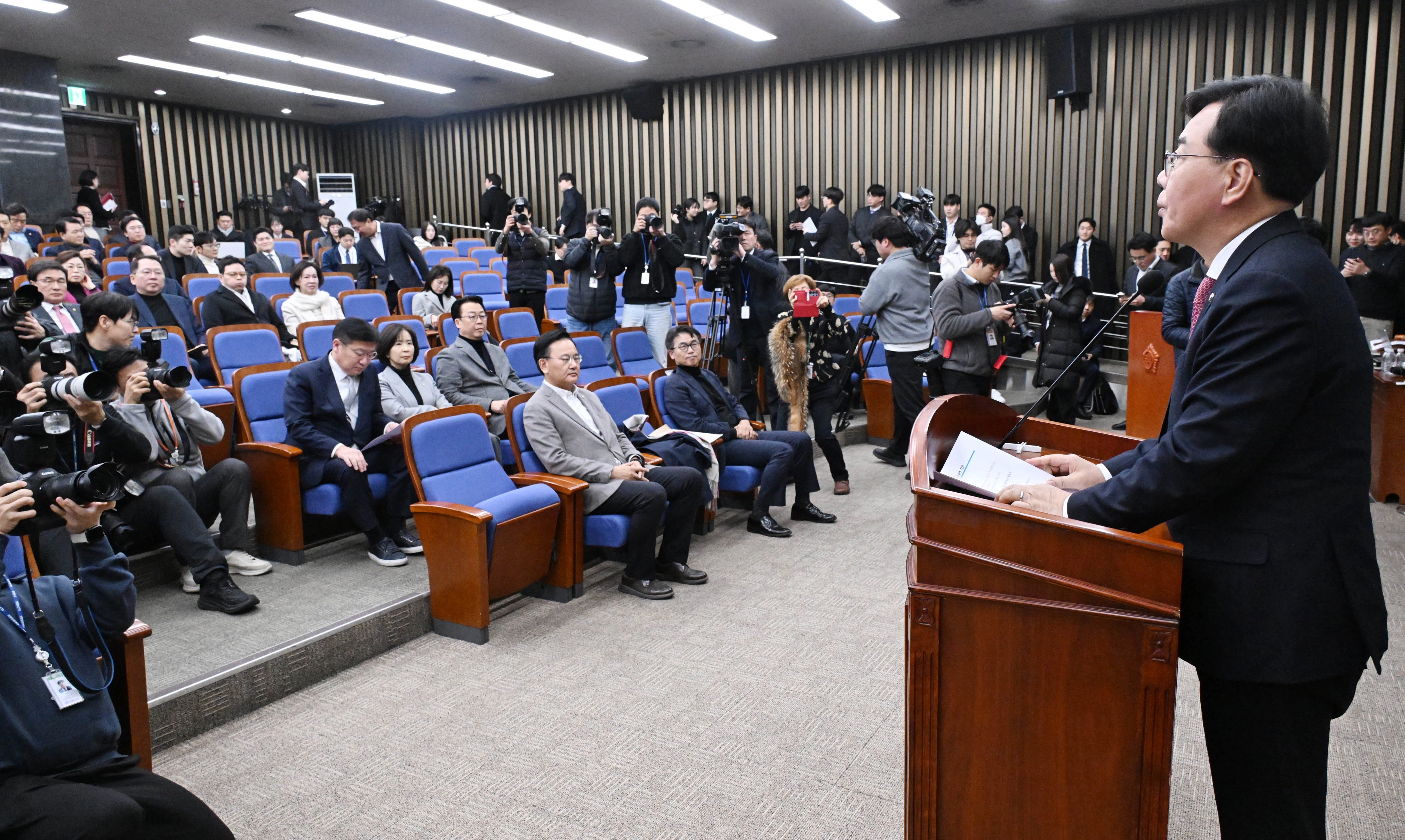 송언석(오른쪽) 국민의힘 원내대표가 26일 국회에서 열린 의원총회에서 발언하고 있다. 8일째 단식투쟁을 하다 병원으로 이송됐던 장동혁 대표가 이날 퇴원한 가운데 국민의힘은 ‘쌍특검’(통일교·공천헌금) 수용을 촉구하는 대여 투쟁 방안을 논의했다.
안주영 전문기자