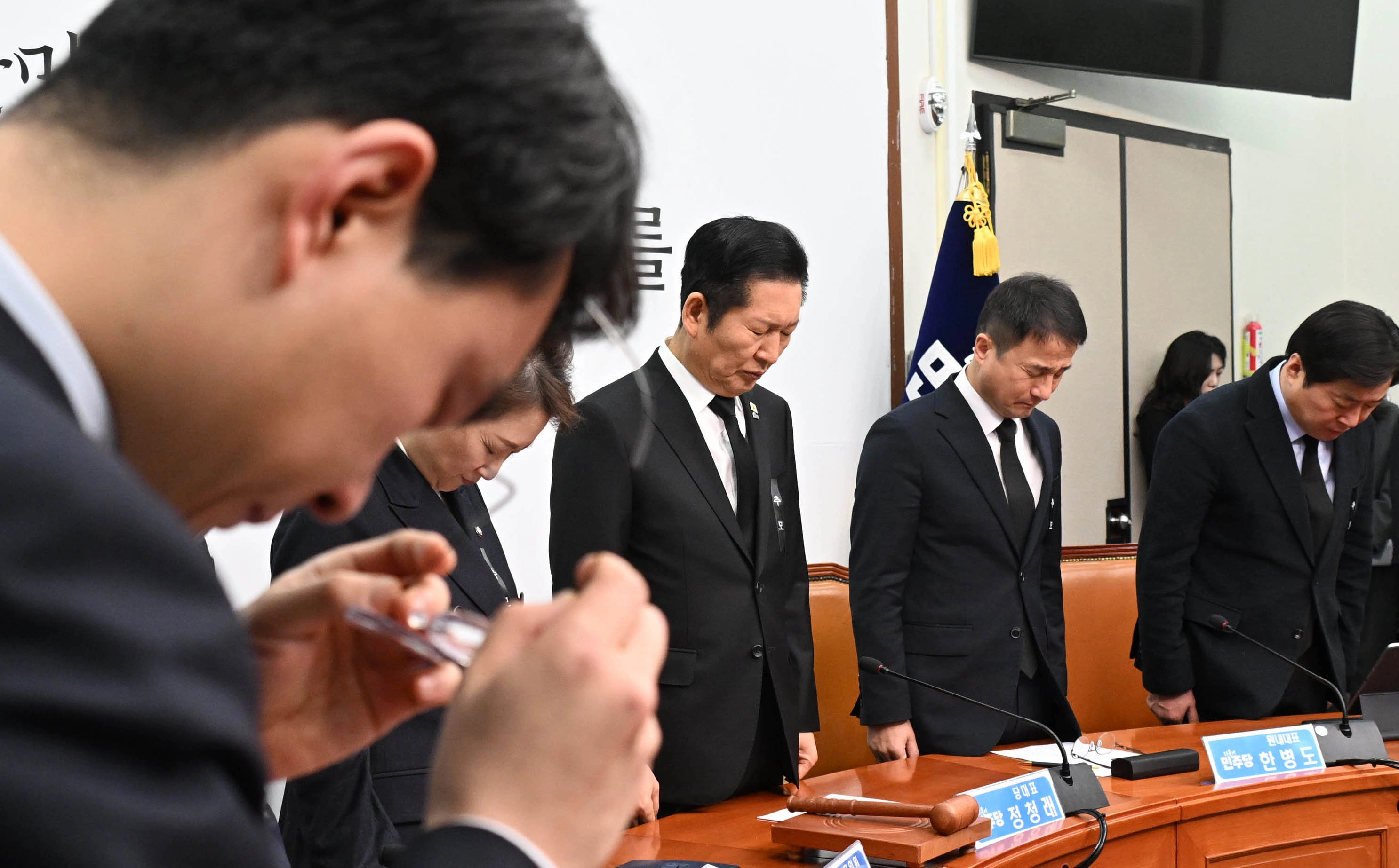 묵념하는 민주당  더불어민주당 지도부가 26일 국회에서 최고위원회의를 진행하기 앞서 이해찬 민주평화통일자문회의 수석부의장의 별세를 애도하는 추모 묵념을 하고 있다. 오른쪽부터 황명선 최고위원, 한병도 원내대표, 정청래 대표, 이언주·박지원 최고위원.
홍윤기 기자