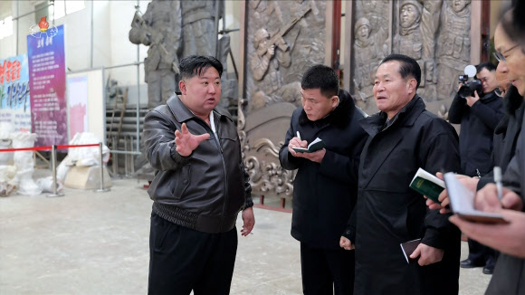 김정은 북한 국무위원장이 지난 25일 만수대창작사를 방문해 ‘해외군사작전 전투위훈기념관’(파병기념관)에 건립하고 설치할 조각 창작사업을 지도했다고 조선중앙TV 가 26일 보도했다. 2026.1.26 조선중앙TV 화면