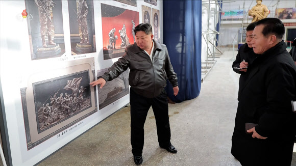 김정은 북한 국무위원장이 지난 25일 만수대창작사를 방문해 ‘해외군사작전 전투위훈기념관’(파병기념관)에 건립하고 설치할 조각 창작사업을 지도했다고 조선중앙TV 가 26일 보도했다. 2026.1.26 조선중앙TV 화면 