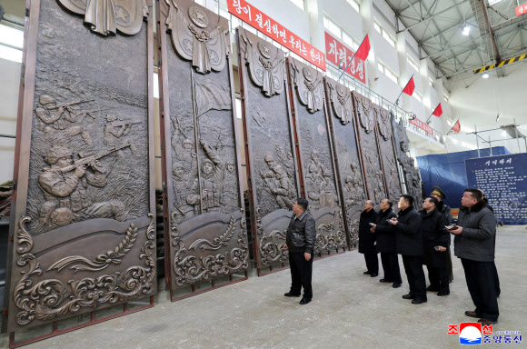 김정은 북한 국무위원장이 25일 만수대창작사를 방문해 파병기념관에 건립하고 설치할 조각창작 사업을 지도했다고 조선중앙통신이 26일 보도했다.2026.1.26 평양 조선중앙통신=연합뉴스