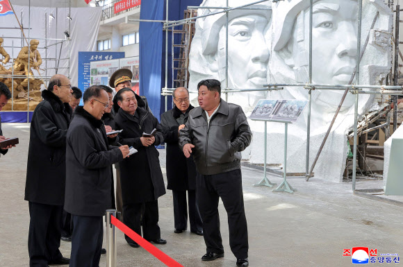 김정은 북한 국무위원장이 25일 만수대창작사를 방문해 파병기념관에 건립하고 설치할 조각창작 사업을 지도했다고 조선중앙통신이 26일 보도했다.2026.1.26 평양 조선중앙통신=연합뉴스