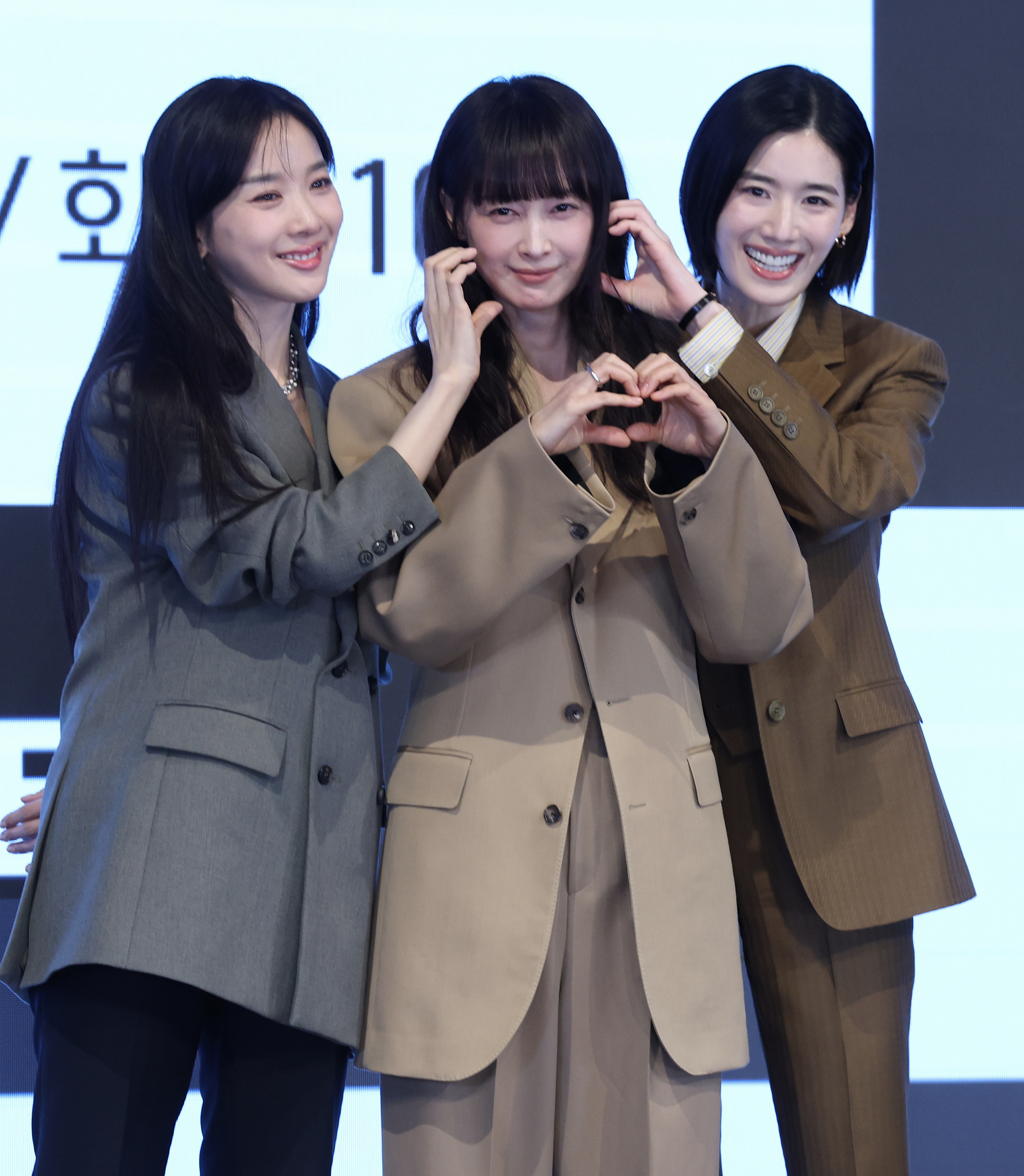 26일 오후 서울 구로구 디큐브시티 더세인트에서 열린 ENA 새 월화드라마 ‘아너 : 그녀들의 법정’(극본 박가연, 연출 박건호) 제작발표회에서 배우 이청하(왼쪽부터), 이나영, 정은채가 포즈를 취하고 있다. ‘아너 : 그녀들의 법정’은 거대한 스캔들이 되어 돌아온 과거에 정면 돌파로 맞서는 세 여성 변호사의 미스터리 추적극으로 다음 달 2일 첫 방송된다. 2026.1.26. 뉴스1