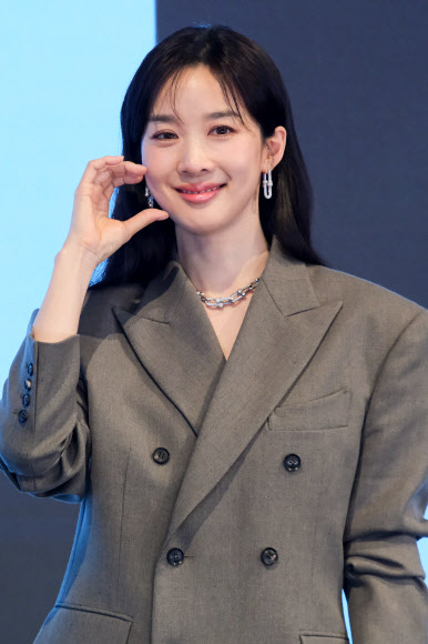 배우 이청아가 26일 서울 구로구 더 세인트에서 열린 ENA 드라마 ‘아너: 그녀들의 법정’ 제작발표회에서 포즈를 취하고 있다. 2026.1.26 연합뉴스