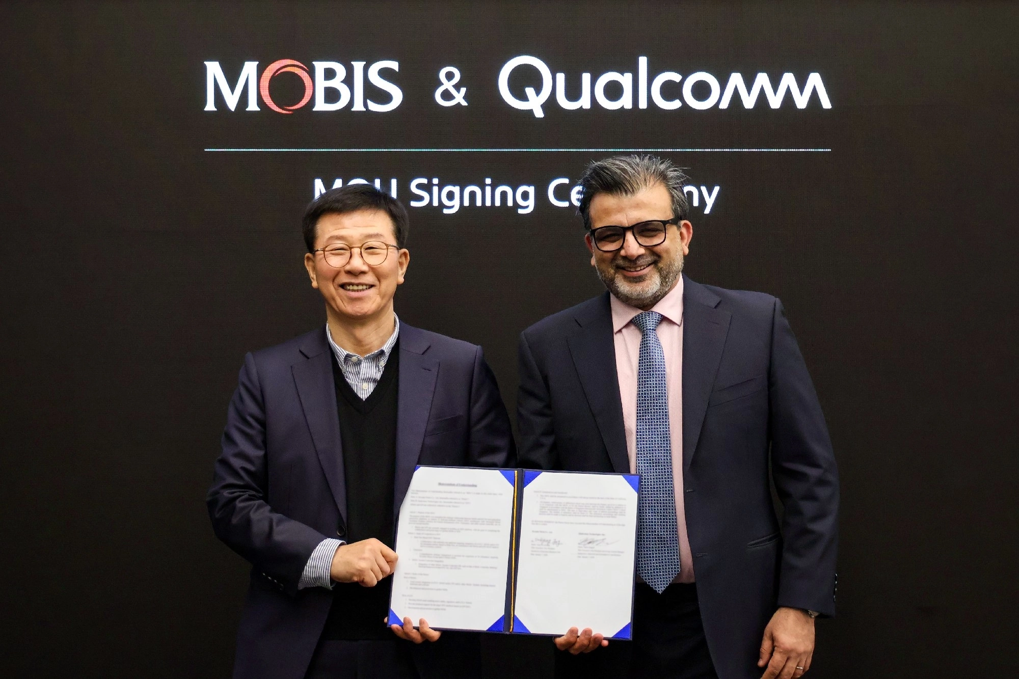 ‘CES 2026’ 현대모비스 부스에서 정수경 현대모비스 전장BU 부사장과 나쿨 두갈(Nakul Duggal·총괄부사장) 퀄컴 오토모티브·산업 및 임베디드·IoT·로보틱스 담당 본부장이 MOU를 체결한 뒤 기념 촬영하고 있다. 현대모비스 제공
