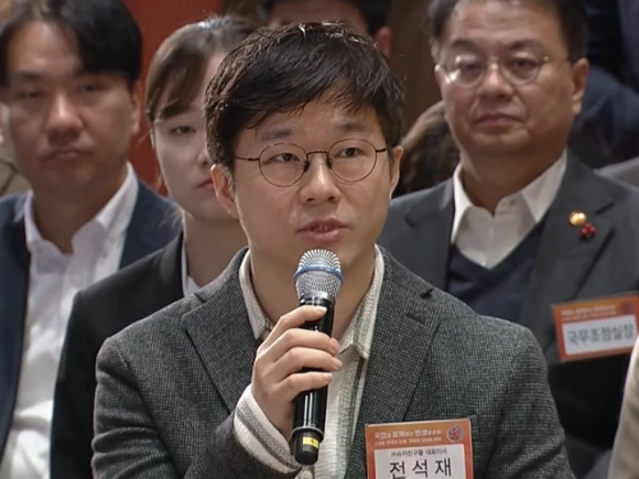 경제·시사 유튜버 슈카가 2024년 1월 윤석열 당시 대통령이 참석한 민생토론회에서 발언하는 모습. KTV 국민방송 유튜브 캡처