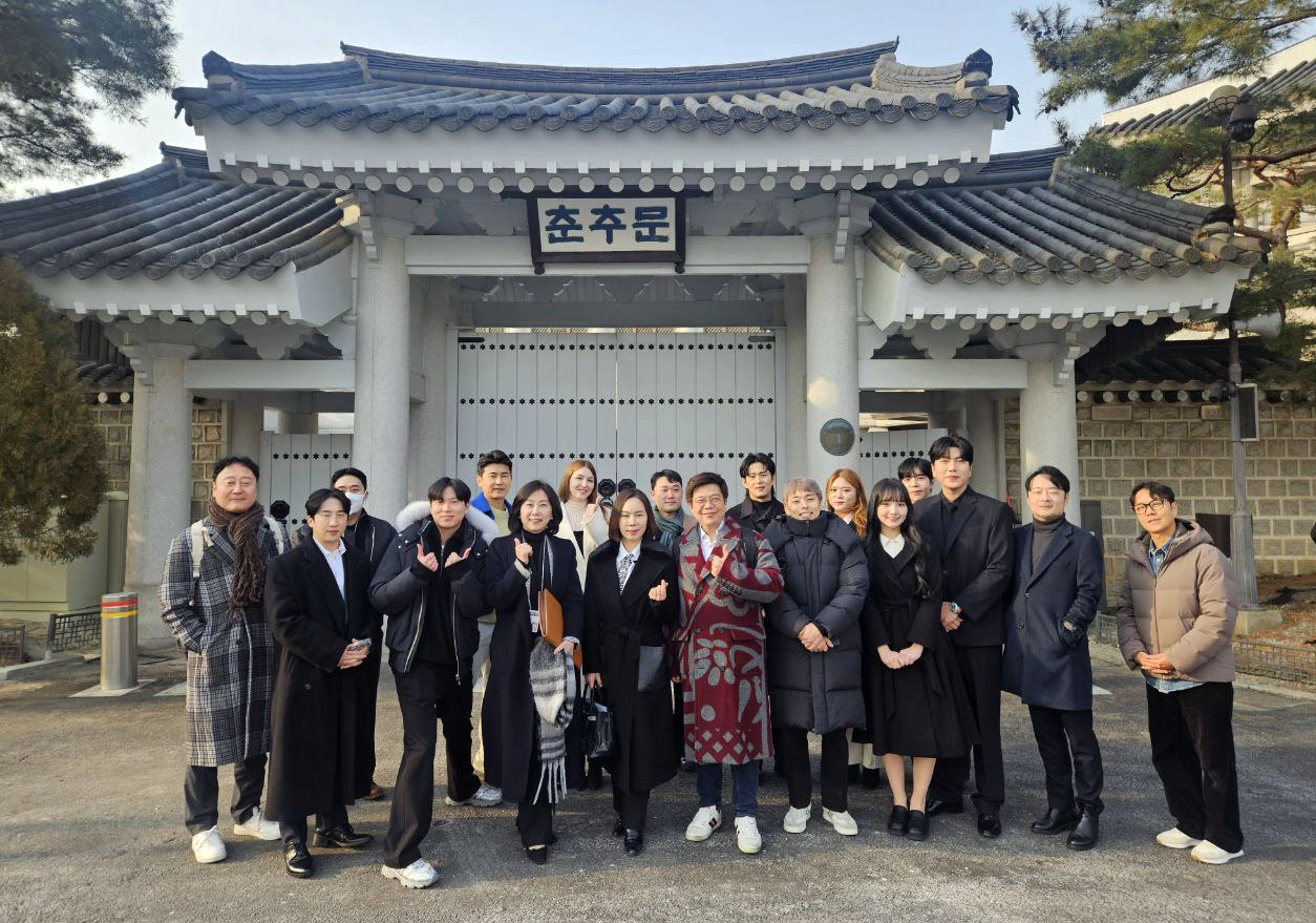 청와대 국민통합비서관실은 26일 ‘다양한 시각의 청년들과의 대화’ 5차 간담회를 열었다. 사진은 춘추문 앞에서 허은아 국민통합비서관을 비롯한 참석자들이 기념촬영을 하는 모습. 2026.1.27 청와대 제공