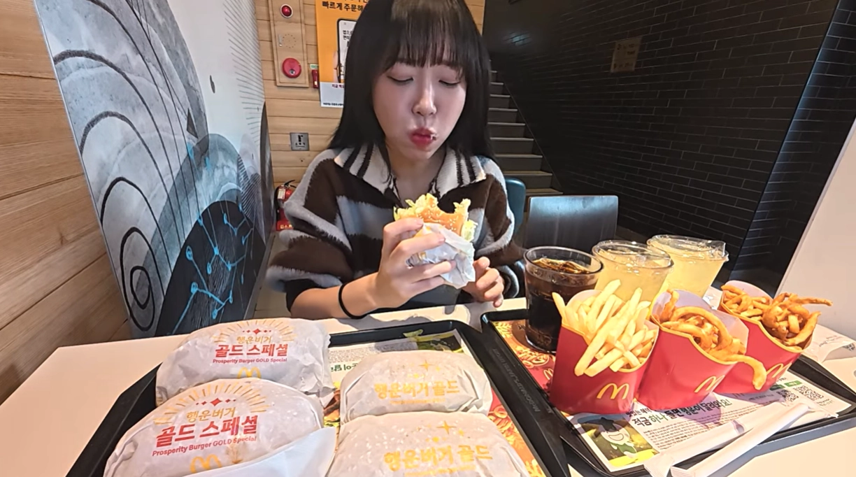 구독자 1300만명을 보유한 먹방 유튜버 쯔양이 투병 중이라고 밝힌 한 어린 팬의 댓글을 계기로 5000만원을 기부한 소식이 전해졌다. 쯔양 유튜브 캡처