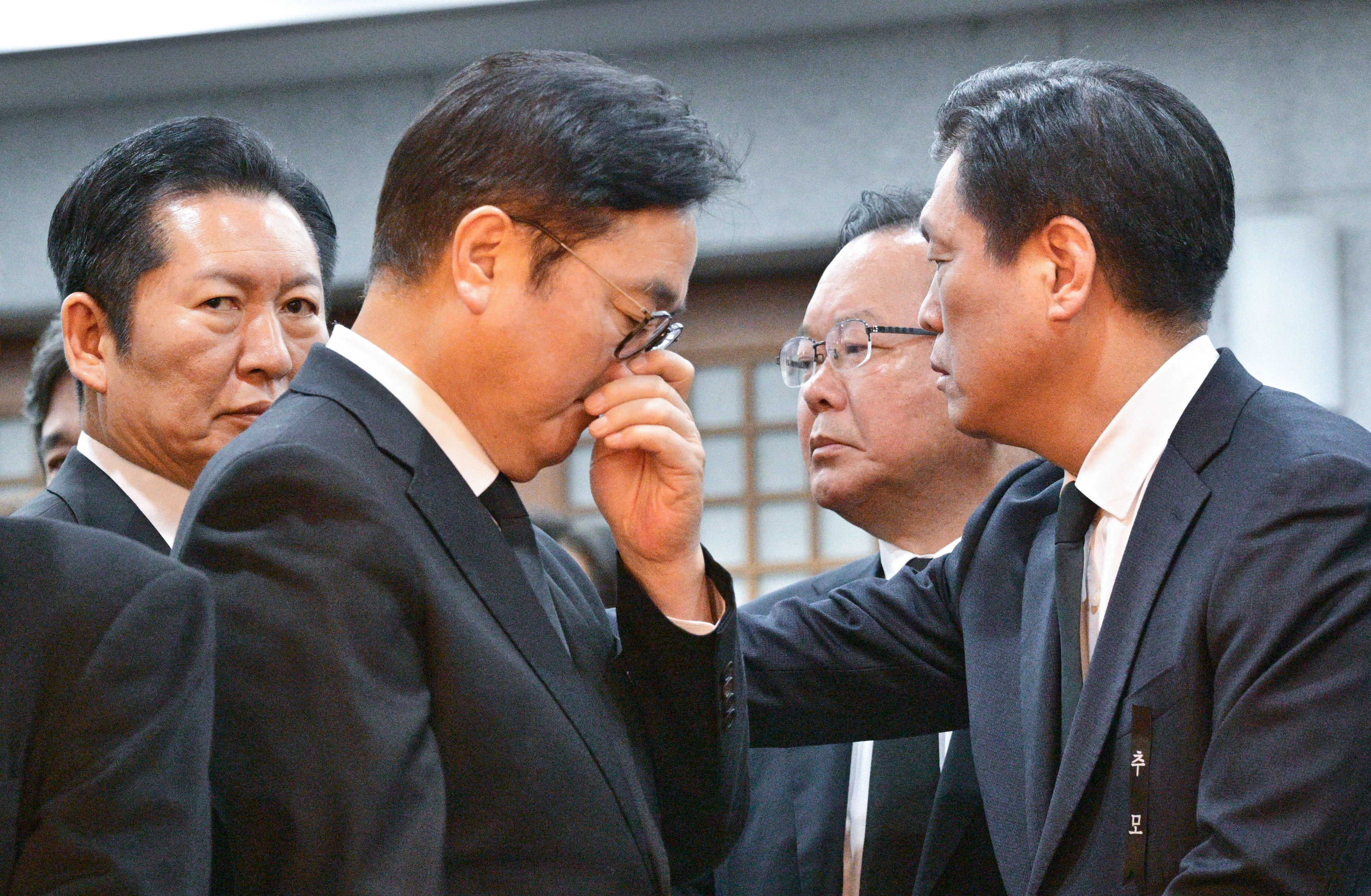 우원식 국회의장, 더불어민주당 정청래 대표, 김부겸 전 국무총리가 27일 서울 종로구 서울대학교병원 장례식장에서 고 이해찬 전 국무총리의 빈소를 조문하고 있다. 연합뉴스