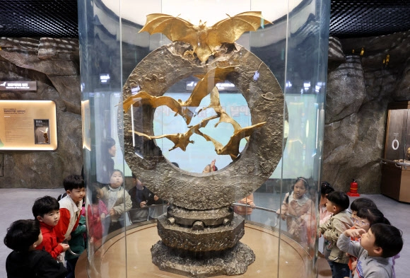 전남 함평군 함평엑스포공원을 찾은 한 유치원 아이들이 순금으로 만든 황금박쥐상을 바라보고 있다. 2024.4.24 연합뉴스