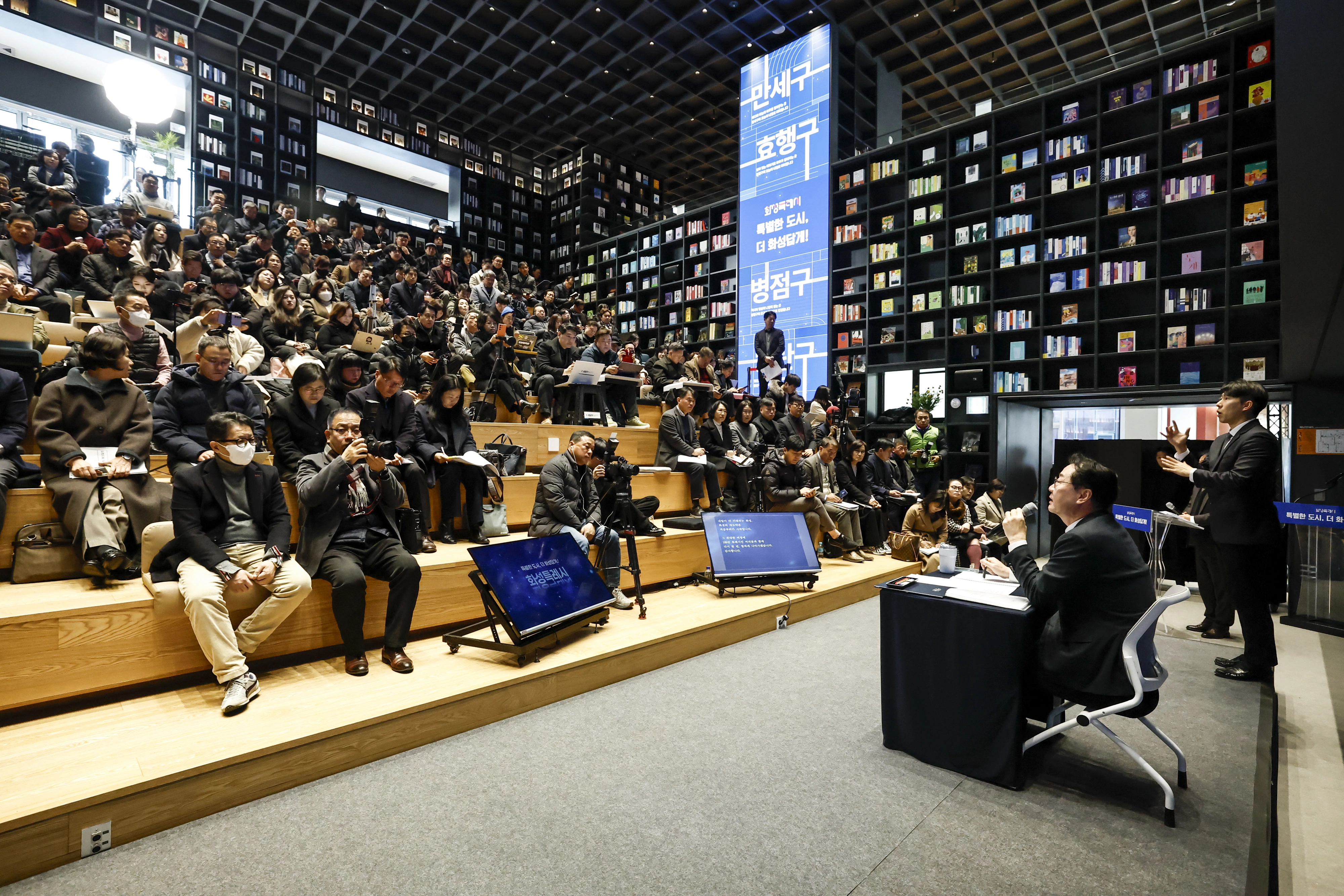 정명근 화성시장이 27일 열린 2026년 신년 기자회견에서 언론인과 질의응답을 하고 있다. (화성시 제공)