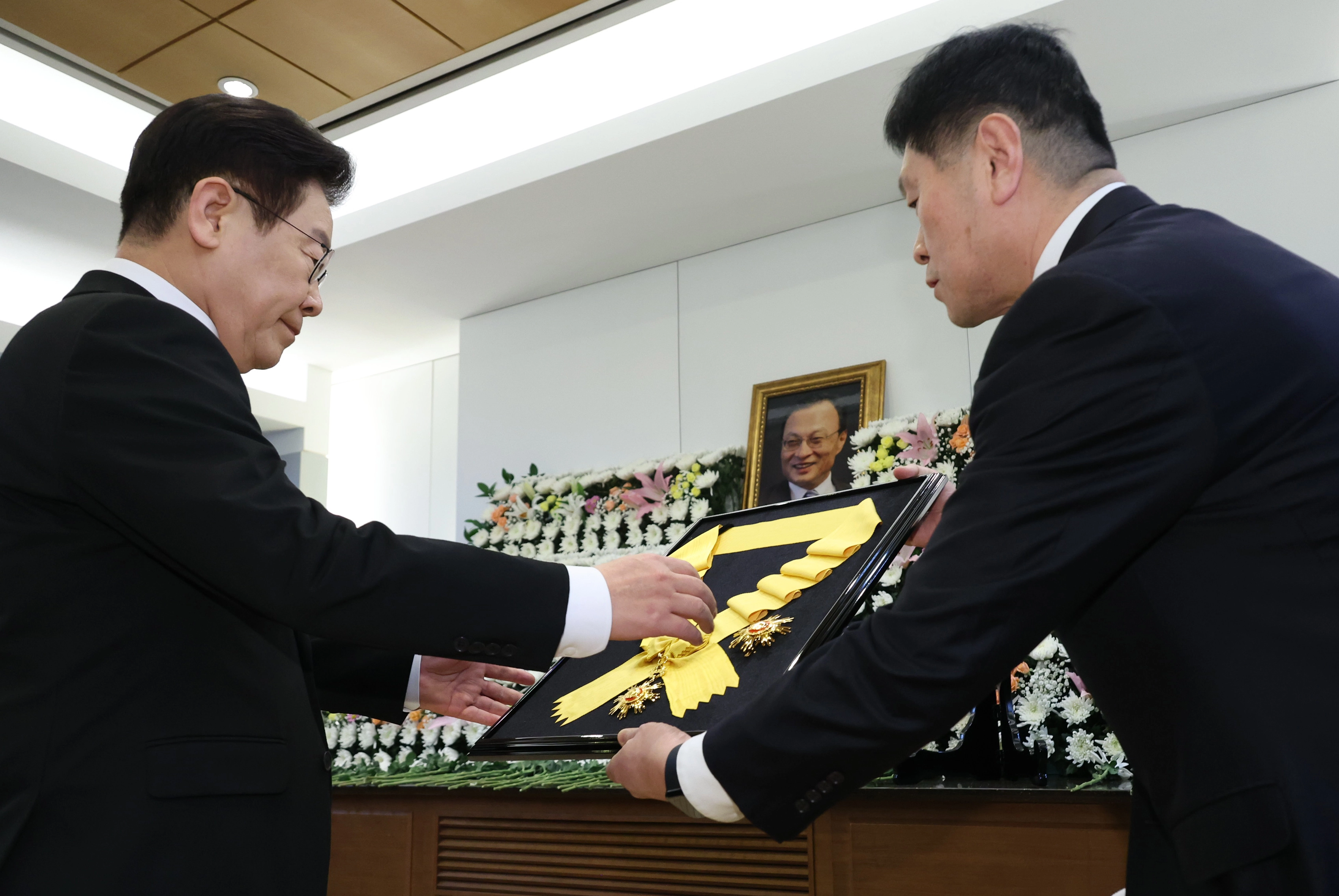 이재명 대통령, 국민훈장 무궁화장 추서  이재명 대통령이 27일 서울 종로구 서울대병원 장례식장에 마련된 고 이해찬 전 국무총리 빈소에 국민훈장 무궁화장을 추서하고 있다. 2026.1.27 연합뉴스