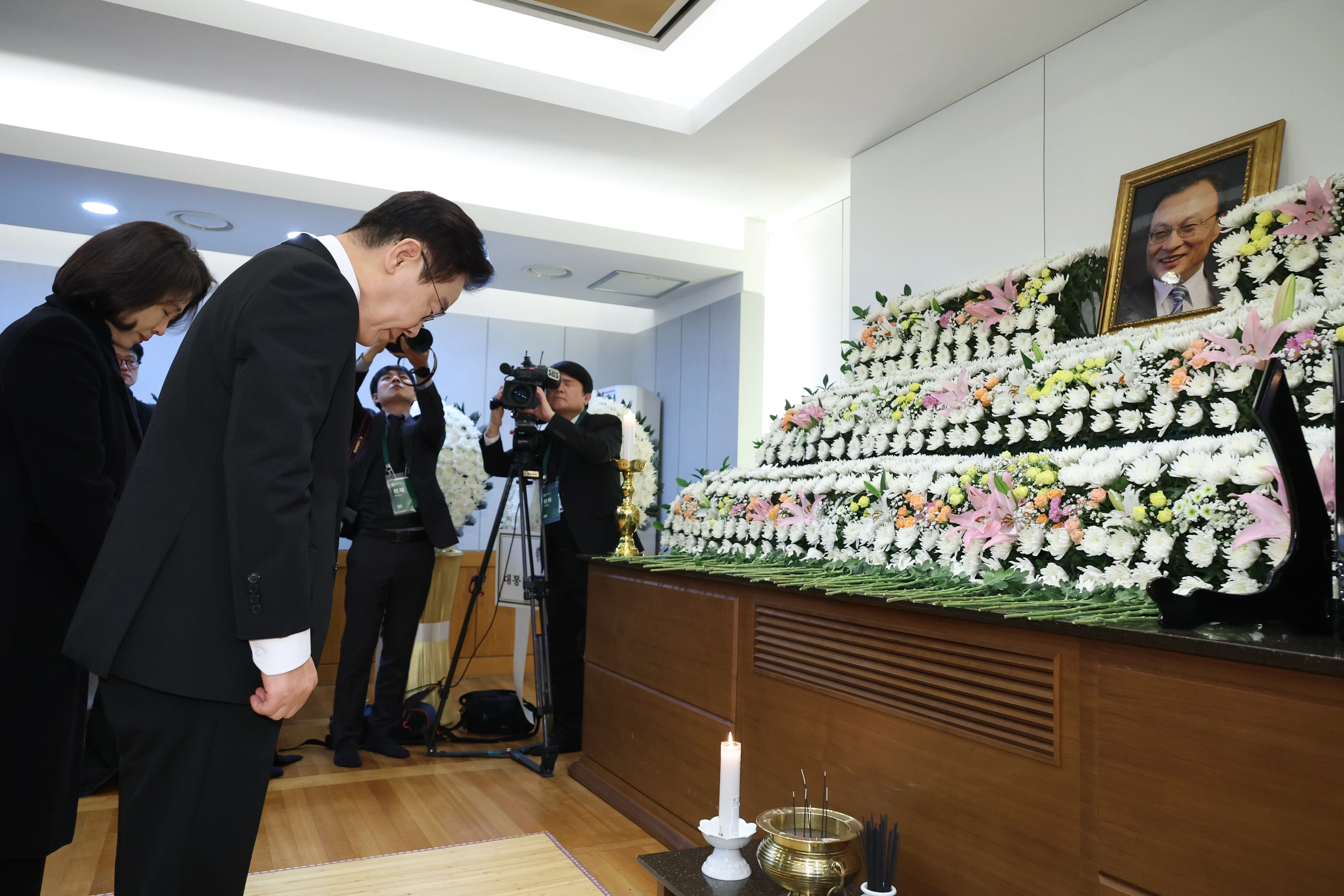 이재명 대통령, 고 이해찬 전 총리 조문  이재명 대통령과 김혜경 여사가 27일 서울 종로구 서울대병원 장례식장에서 고 이해찬 전 국무총리 빈소를 조문하고 있다. 2026.1.27 연합뉴스