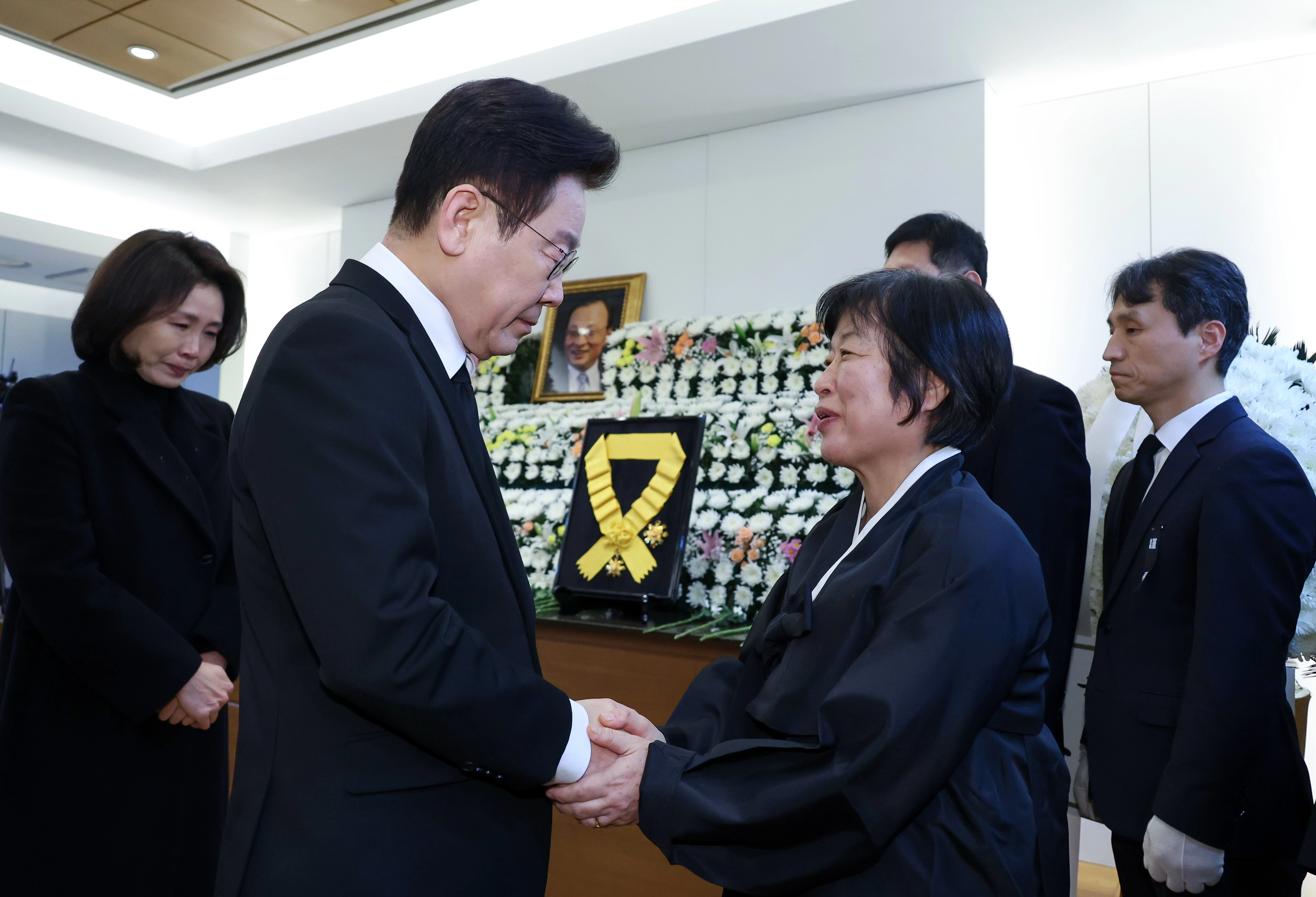 이재명 대통령, 고 이해찬 전 총리 조문  이재명 대통령이 27일 서울 종로구 서울대병원 장례식장 고 이해찬 전 국무총리 빈소에서 유가족을 위로하고 있다. 2026.1.27 연합뉴스