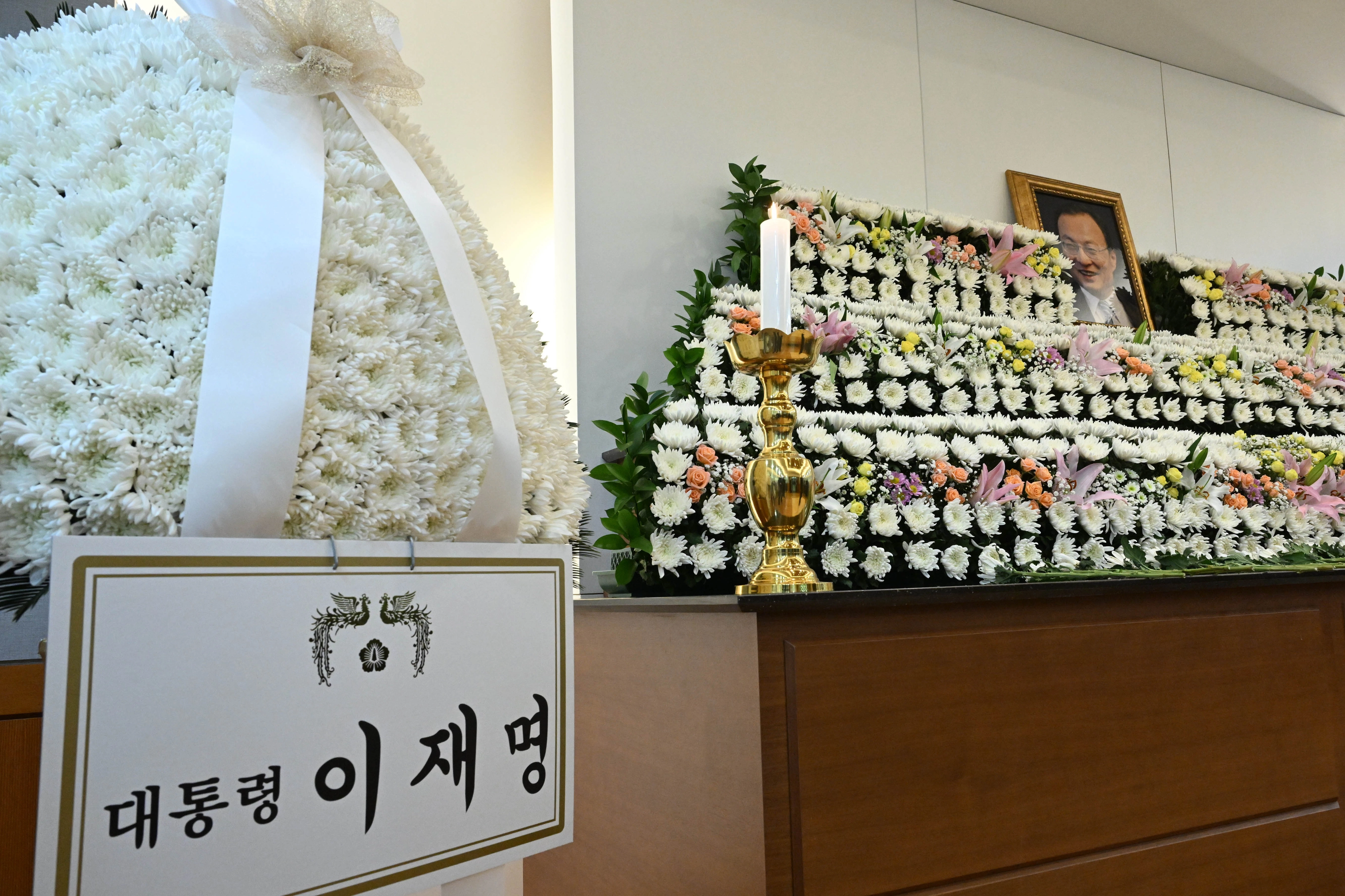 이해찬 전 총리 빈소에 놓인 이재명 대통령 근조화환  27일 서울 종로구 서울대학교병원 장례식장에 마련된 이해찬 전 국무총리의 빈소에 이재명 대통령 근조화환이 놓여있다. 2026.1.27 사진공동취재단