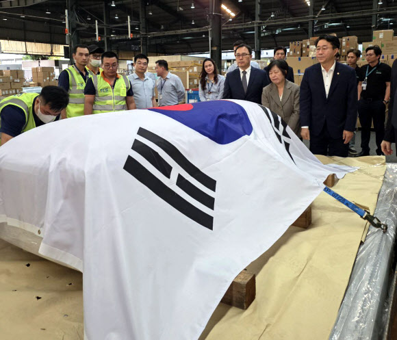 지난 26일(현지시간) 베트남 호찌민시 떤선 국제공항에 도착한 이해찬 민주평화통일자문회의 수석부의장의 관이 대형 태극기에 감싸인 채 운구되고 있다. 2026.1.27  더불어민주당 김현 국회의원실 제공