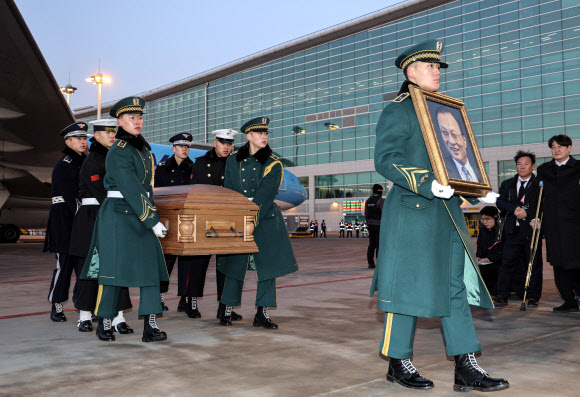 민주평통 수석부의장으로서 베트남 출장 중 갑작스럽게 별세한 고 이해찬 전 국무총리의 시신이 27일 인천국제공항에 도착, 빈소가 마련된 서울대병원 장례식장으로 운구되고 있다. 2026.1.27  공항사진기자단