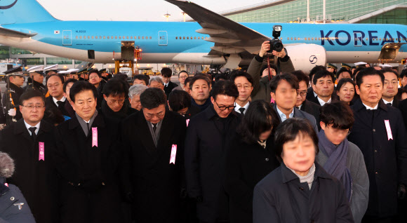 민주평통 수석부의장으로서 베트남 출장 중 갑작스럽게 별세한 고 이해찬 전 국무총리의 시신이 27일 인천국제공항에 도착, 상임 장례위원장을 맡은 김민석 국무총리를 비롯해 우원식 국회의장과 더불어민주당 정청래 대표 등이 영접하며 추모하고 있다. 2026.1.27  공항사진기자단