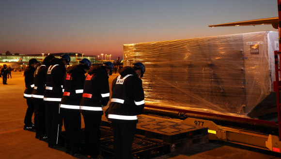 민주평통 수석부의장으로서 베트남 출장 중 갑작스럽게 별세한 고 이해찬 전 국무총리의 시신이 27일 인천국제공항에 도착하고 있다. 2026.1.27  공항사진기자단