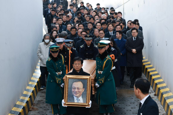 이해찬 전 국무총리의 시신과 영정이 27일 서울 종로구 서울대학교병원 장례식장에 도착해 운구되고 있다. 2026.1.27  공동취재