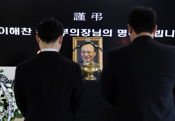 27일 서울 중구 민주평화통일자문회의에 마련된 고(故) 이해찬 전 국무총리의 추모공간에서 직원들이 헌화한 뒤 묵념을 하고 있다. 2026.1.27  연합뉴스