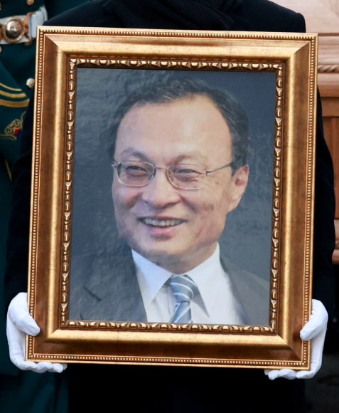 이해찬 전 국무총리의 영정이 27일 서울 종로구 서울대학교병원 장례식장에 도착해 안치되고 있다. 2026.1.27  공동취재