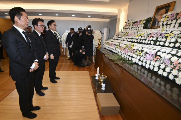 김민석 국무총리, 우원식 국회의장, 정청래 더불어민주당 대표가 27일 서울 종로구 서울대학교병원 장례식장에서 고 이해찬 전 국무총리의 빈소를 조문하고 있다. 2026.1.27  공동취재