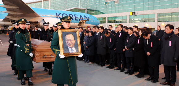 민주평통 수석부의장으로서 베트남 출장 중 갑작스럽게 별세한 고 이해찬 전 국무총리의 시신이 27일 인천국제공항에 도착, 빈소가 마련된 서울대병원 장례식장으로 운구되고 있다. 2026.1.27  공항사진기자단