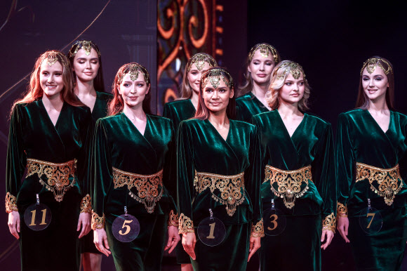 26일(현지시간) 타타르스탄 갈리아스카르 카말 타타르 국립 학술극장에서 열린 ‘2026 미스 타타르스탄 미인대회’에서 참가자들이 포즈를 취하고 있다. 타스 연합뉴스