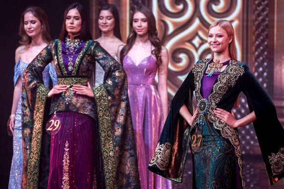 26일(현지시간) 타타르스탄 갈리아스카르 카말 타타르 국립 학술극장에서 열린 ‘2026 미스 타타르스탄 미인대회’에서 참가자들이 포즈를 취하고 있다. 타스 연합뉴스