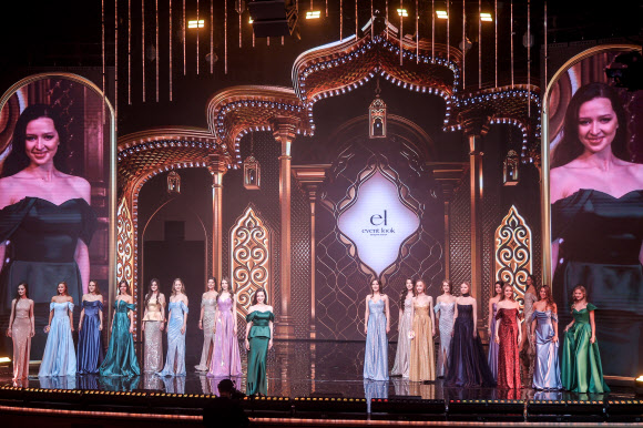 26일(현지시간) 타타르스탄 갈리아스카르 카말 타타르 국립 학술극장에서 열린 ‘2026 미스 타타르스탄 미인대회’에서 참가자들이 포즈를 취하고 있다. 타스 연합뉴스