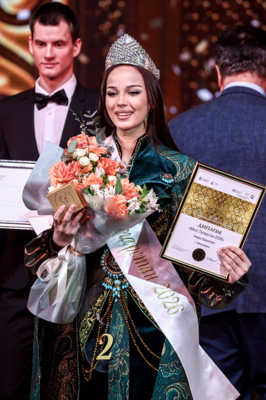 아미라 샤리포바가 26일(현지시간) 타타르스탄 갈리아스카르 카말 타타르 국립 학술극장에서 열린 ‘2026 미스 타타르스탄 미인대회’에서 우승한 후 왕관을 쓰고 미소짓고 있다. 타스 연합뉴스