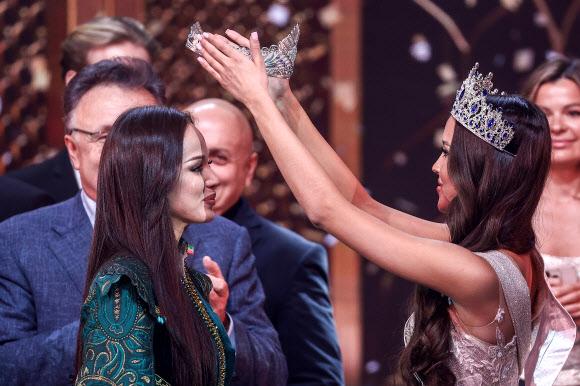 아미라 샤리포바(왼쪽)가 26일(현지시간) 타타르스탄 갈리아스카르 카말 타타르 국립 학술극장에서 열린 ‘2026 미스 타타르스탄 미인대회’에서 우승한 후 왕관을 쓰고 있다. 타스 연합뉴스