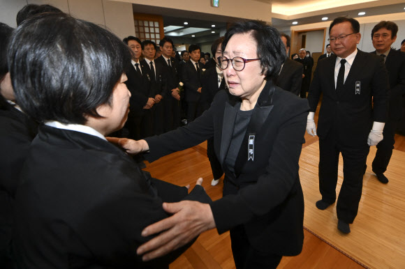 한명숙 전 국무총리가 27일 서울 종로구 서울대학교병원 장례식장에서 고 이해찬 전 국무총리의 빈소를 조문한 뒤 유가족과 인사하고 있다. 2026.1.27  공동취재