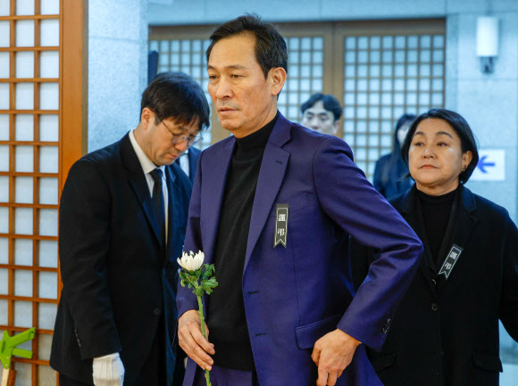 27일 서울 종로구 서울대학교병원 장례식장에 이해찬 민주평화통일자문회의 수석부의장의 빈소가 마련된 가운데 우상호 전 청와대 정무수석이 조문하고 있다. 2026.1.27  사진공동취재단